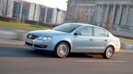 Volkswagen Passat Sedan Blue Motion - lewy bok