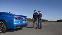 Chevrolet Camaro Hot Wheels Edition - tył - inne ujęcie