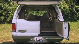 Ford Excursion - tył - bagażnik otwarty