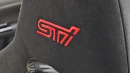 Subaru Impreza WRX STI Special Edition - zagłówek na fotelu kierowcy, widok z przodu