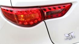 Infiniti FX Vettel Edition - lewy tylny reflektor - włączony