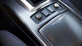 Infiniti FX Vettel Edition - tunel środkowy między fotelami