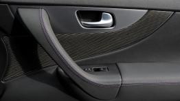 Infiniti FX Vettel Edition - drzwi pasażera od wewnątrz