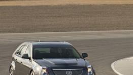 Cadillac CTS-V Sport Wagon - przód - reflektory włączone