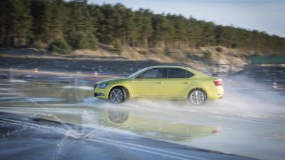 Aquaplaning – co to jest i jak uratować się przed poślizgiem wodnym?