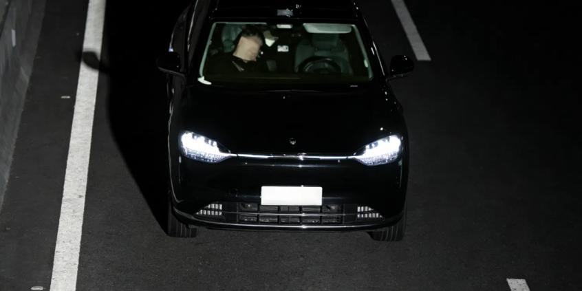 Zostawił kierownicę i poszedł spać na fotelu pasażera. Pijany kierowca myślał, że oszukał przeznaczenie i technologię