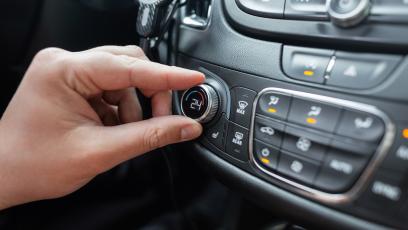 Koniec ery ekranów dotykowych. Chiny wymuszają powrót fizycznych przycisków od 2027 roku