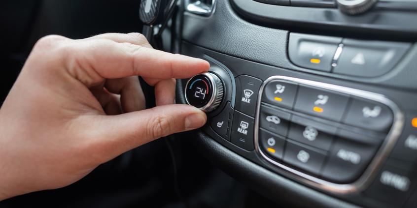 Koniec ery ekranów dotykowych. Chiny wymuszają powrót fizycznych przycisków od 2027 roku