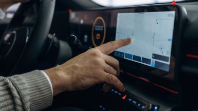 Android Auto vs Apple CarPlay vs System Natywny – co wybrać w 2026 roku?