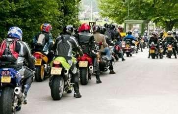 Motocyklem między samochodami - nie zawsze dozwolone