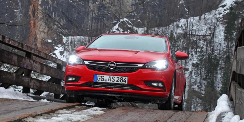 Noc zamienia się w dzień: bezpieczna jazda po zmroku dzięki innowacyjnym technologiom oświetlenia w samochodach marki Opel