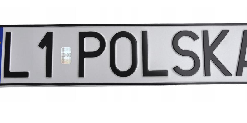 Kierowcy chcą się wyróżnić. Tablice z hasłami robią furorę