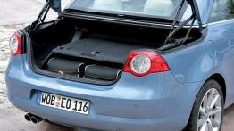 Volkswagen Eos - tył - bagażnik otwarty