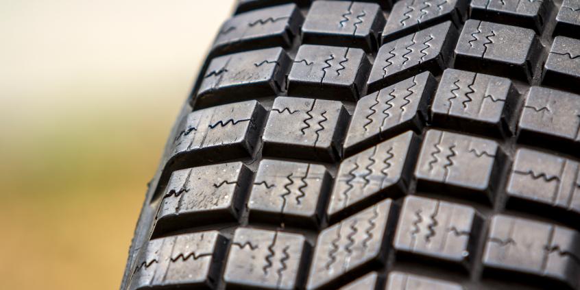 Czy od 2026 roku zapłacisz "podatek od opon"? Nowe unijne normy ścieralności 
