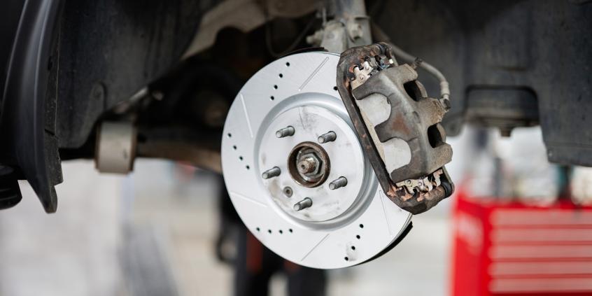 Pył hamulcowy pod lupą UE: Nowe rygory normy Euro 7 dla układów hamulcowych