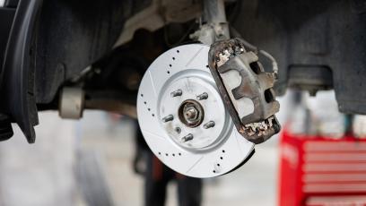 Pył hamulcowy pod lupą UE: Nowe rygory normy Euro 7 dla układów hamulcowych
