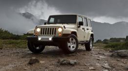 Jeep Wrangler 2011 - wersja 5-drzwiowa - przód - reflektory włączone
