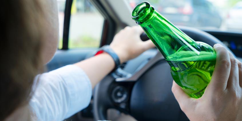 Alkohol za kierownicą na prywatnej posesji. Kiedy prawo nie karze kierowcy?