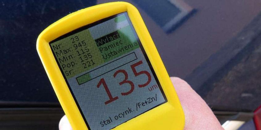 Z tym miernikiem sprawdzamy, czy auto nie jest powypadkowe