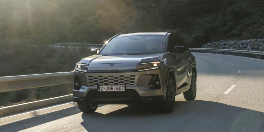 Toyota RAV4 HEV Comfort vs MG HS Hybrid+ Exclusive – porównanie zużycia paliwa, cen, wyposażenia i utraty wartości. Czy naprawdę warto dopłacić 50 tysięcy do Toyoty?