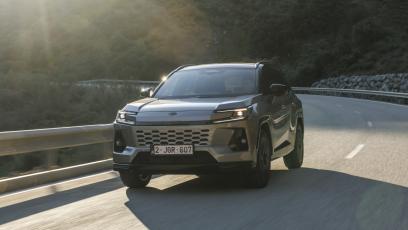 Toyota RAV4 HEV Comfort vs MG HS Hybrid+ Exclusive – porównanie zużycia paliwa, cen, wyposażenia i utraty wartości. Czy naprawdę warto dopłacić 50 tysięcy do Toyoty?