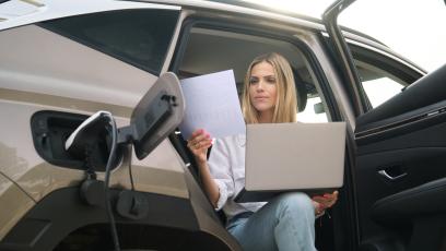 Ubezpieczenie auta hybrydowego i PHEV — dlaczego jest droższe?