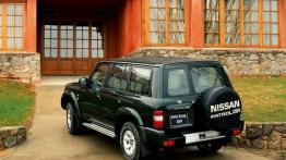 Nissan Patrol - widok z tyłu