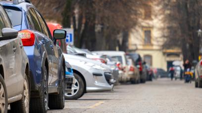 Kraków jednak zmienia zasady parkowania w niedziele. Mieszkańcy bez opłat, turyści zapłacą