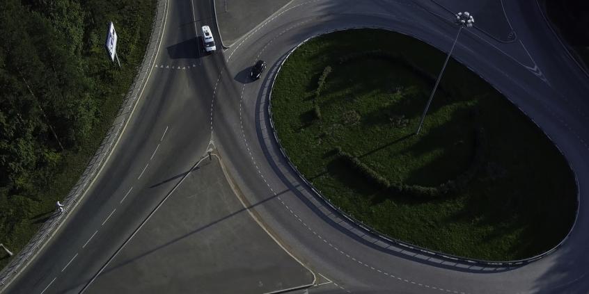 Rondo biszkoptowe i „psia kość” coraz częściej pojawiają się w Polsce. Kierowcy powinni wiedzieć, jak działają