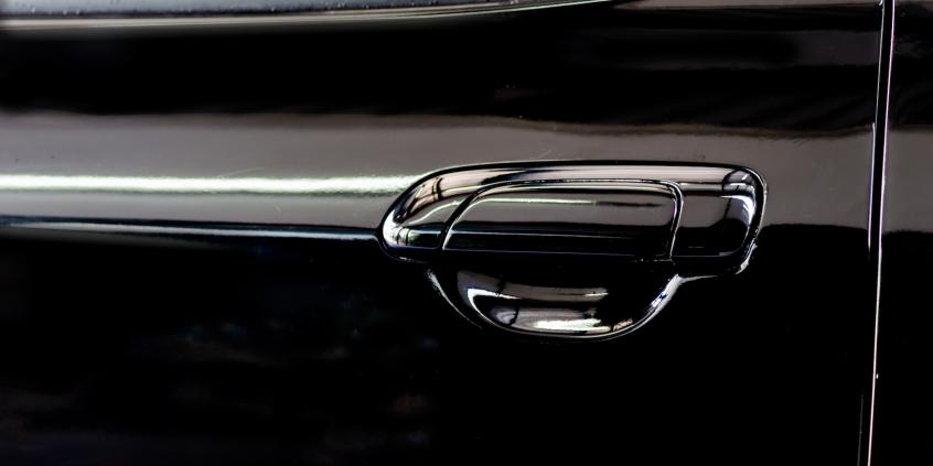 Koniec ery gładkich drzwi? Chiny oficjalnie zakazują chowanych klamek