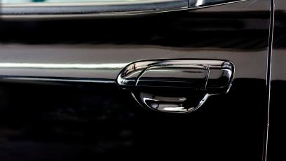 Koniec ery gładkich drzwi? Chiny oficjalnie zakazują chowanych klamek