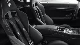 Maserati GranTurismo MC Stradale - widok ogólny wnętrza z przodu