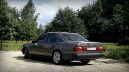 Mercedes W124 - samochód, czy czołg?