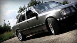 Mercedes W124 - samochód, czy czołg?