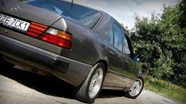 Mercedes W124 - samochód, czy czołg?