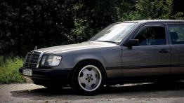 Mercedes W124 - samochód, czy czołg?