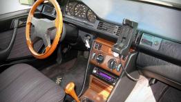 Mercedes W124 - samochód, czy czołg?