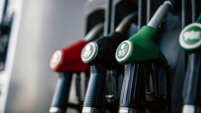 Rekordowe ceny ropy Brent na świecie. Rząd nie wyklucza obniżki VAT i akcyzy na paliwa