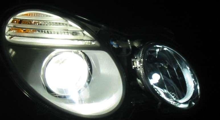 Wyposażenie samochodu w reflektory ksenonowe - czy jest możliwe?