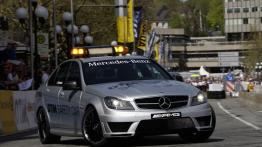 Mercedes C63 AMG 2012 - samochód bezpieczeństwa DTM - przód - reflektory włączone