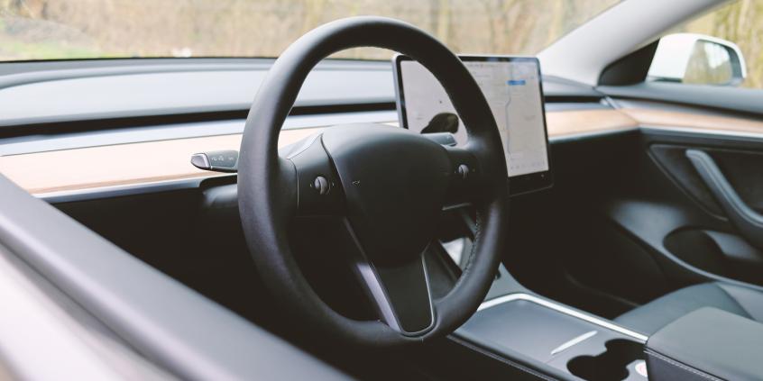 Tesla Spring Update 2026.14.x w Europie. Podgląd trasy dla tylnego ekranu i nowy Pet Mode