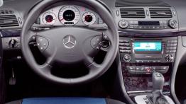 Mercedes Klasa E 55 AMG - kokpit