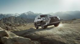 Luksusowy krążownik szos Lexusa z widocznymi zmianami