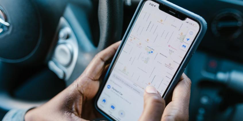 Google zmienia Mapy w Androidzie Auto. Nowy wygląd ma mniej razić po zmroku
