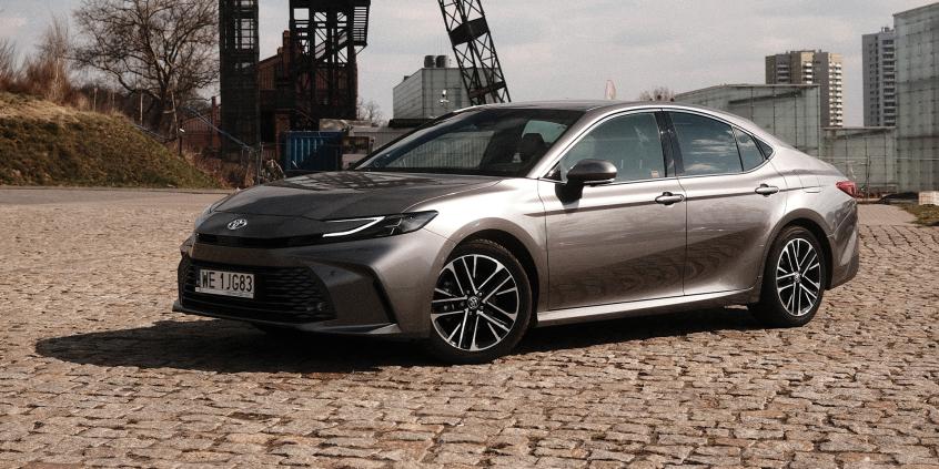 Toyota Camry Hybrid Executive wydaje się nudna, a jest świetna. Niczego nie udaje, bo nie musi