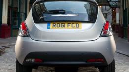 Chrysler Ypsilon - tył - reflektory włączone