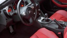 Nissan 370Z Black Edition - widok ogólny wnętrza z przodu