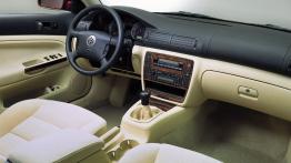 Volkswagen Passat V Sedan - pełny panel przedni