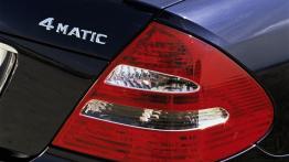 Mercedes Klasa E Sedan - prawy tylny reflektor - wyłączony