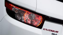 Range Rover Evoque Black Design - lewy tylny reflektor - włączony